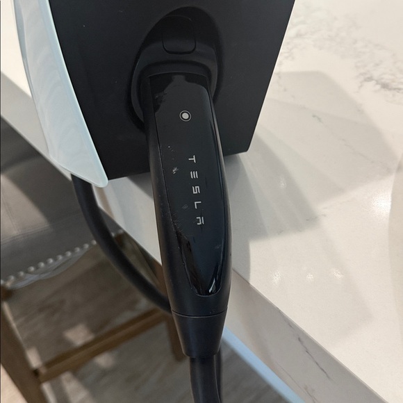 Tesla Universal Glossy White Charging Unit - Picture 2 of 5